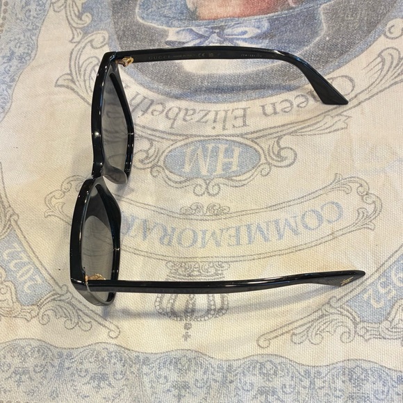 Gucci Women's Black Square Sunglasses - Picture 4 of 5